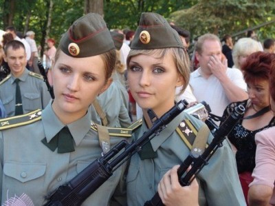 merginos su ginklais 38